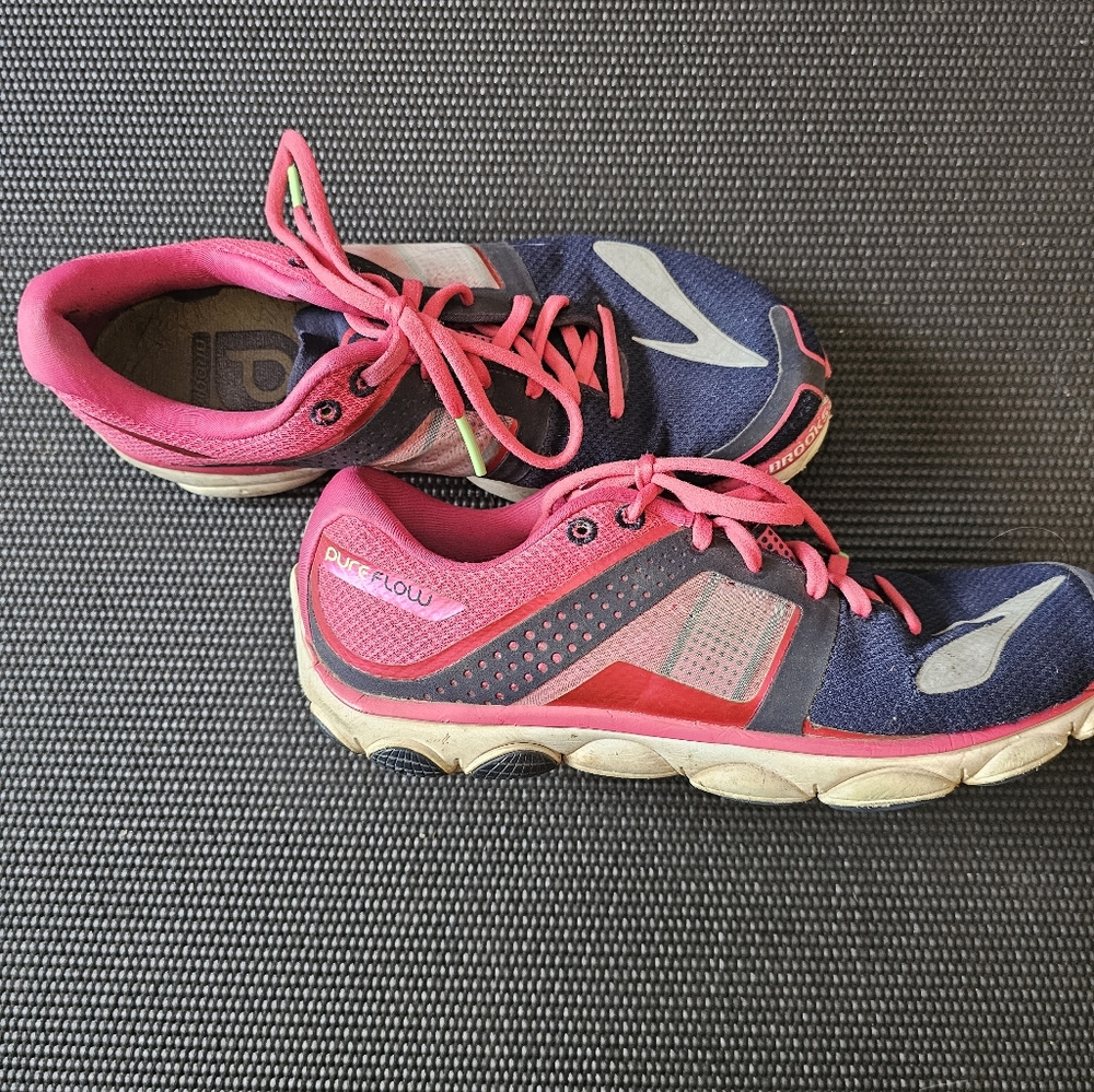Brooks, women's running shoe, size 9, pink and blue